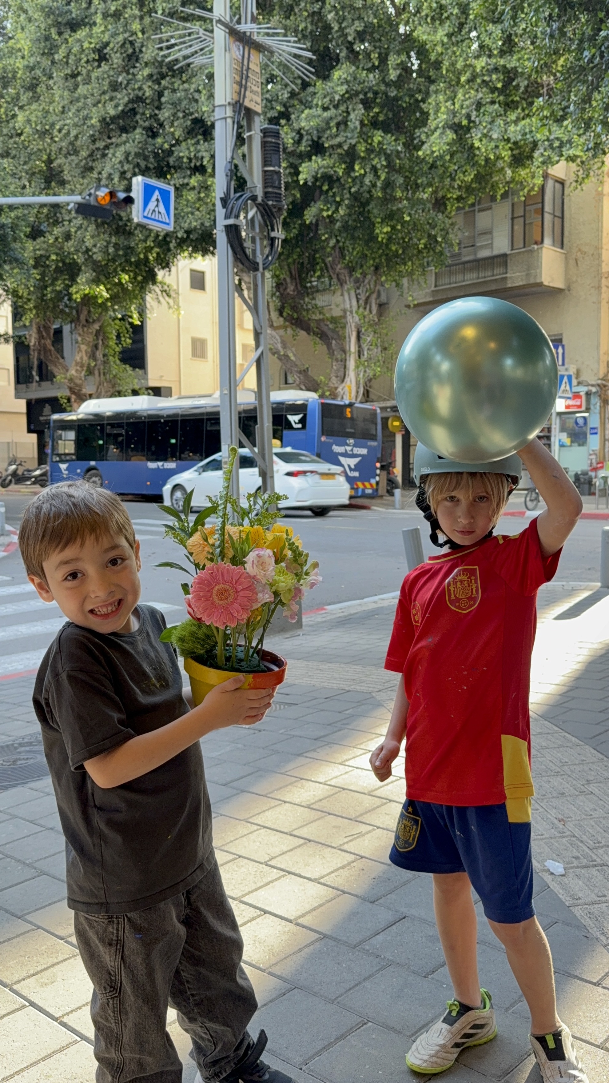 ילדים עם פרחים אחרי הסדנה — Festa