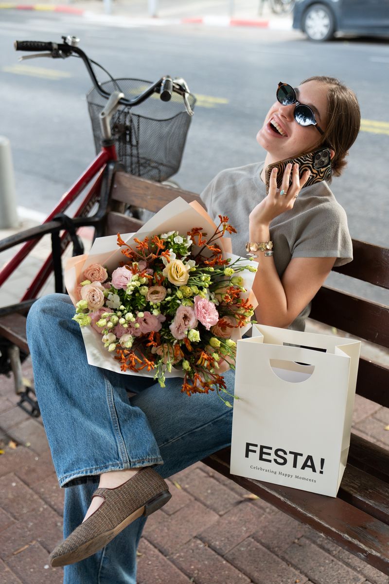 לקוחה עם זר ושקית Festa